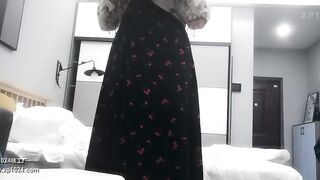 油哥酒店約炮偷拍年輕漂亮的服裝店少婦老板娘 極品豪乳觀音坐蓮好銷魂