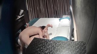 酒店偷拍光頭哥找個女孩洩洩火 搞得女孩尖叫 套套都破了