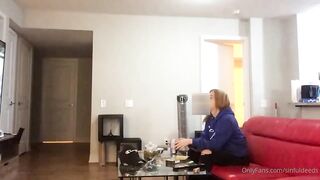預約上門女按摩師自願獻身「sinfuldeeds」金髮女技師沙發電影口交操逼