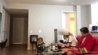 預約上門女按摩師自願獻身「sinfuldeeds」金髮女技師沙發電影口交操逼