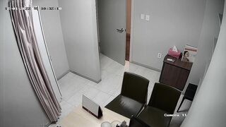 【攝影機偷拍】整形醫院美女們展示自己完美的胸部2