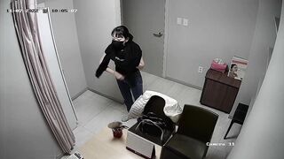 【攝影機偷拍】整形醫院美女們展示自己完美的胸部2