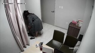 【攝影機偷拍】整形醫院美女們展示自己完美的胸部2