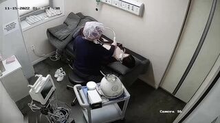 【攝影機偷拍】整形醫院美女們展示自己完美的胸部1