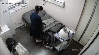 【攝影機偷拍】整形醫院美女們展示自己完美的胸部1