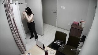 【攝影機偷拍】整形醫院美女們展示自己完美的胸部3