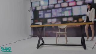 SWAG新聞主播直播被幹 大奶美少婦還在哺乳期 奶頭一擠就奶汁噴濺