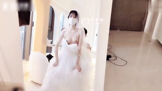 白色婚紗禮服極致誘惑 白淨新娘被化妝師在鏡前深度爆操