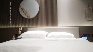 小寶尋花 約了個高顏值氣質女孩 舌吻互摸口交上位 騎乘側入猛操 呻吟很嗲