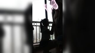 長腿妹陽台上後入激干，舔得哥哥身體滾燙發熱，抬起腿猛烈抽插！