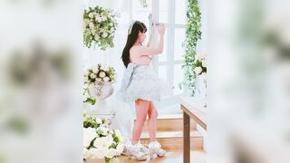 三點全露美少女-慕慕Momo - 永遠的小公主，婚禮上穿著神聖的婚紗禮服和伴郎們玩淫啪 2