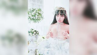 三點全露美少女-慕慕Momo - 永遠的小公主，婚禮上穿著神聖的婚紗禮服和伴郎們玩淫啪 2
