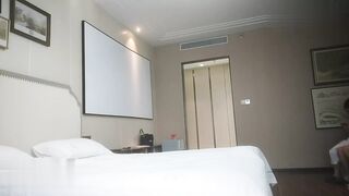 探花老王酒店大戰白領兼職兩閨蜜雙飛各種姿勢插，最後接到電話說有查房才放過她倆騷貨